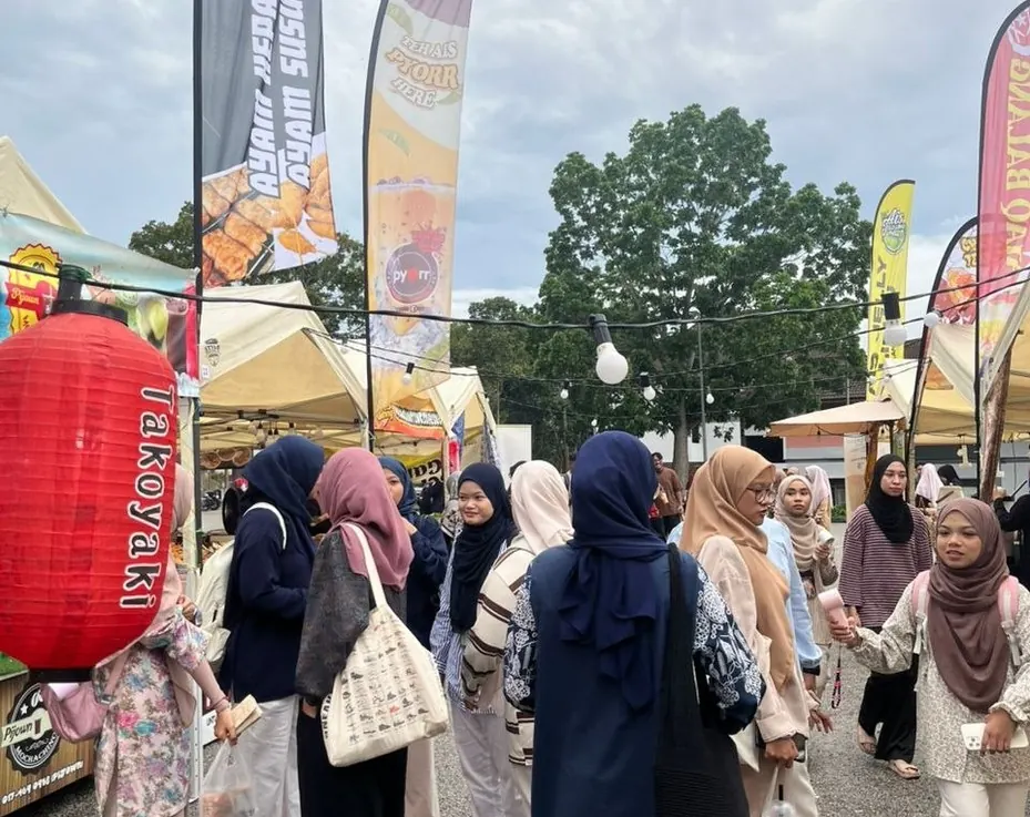Pengunjung pelajar di lorong windflag