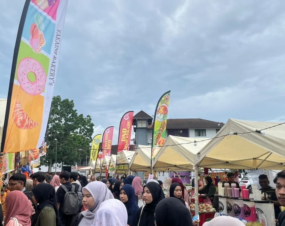 Deretan windflag dan khemah